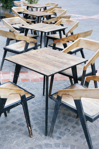 mesa de madeira, europa café ao ar livre
 - Foto, Imagem