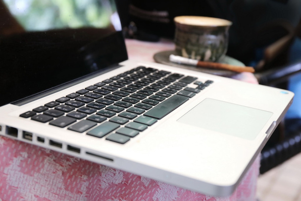 laptop στο τραπέζι με καφέ - Φωτογραφία, εικόνα