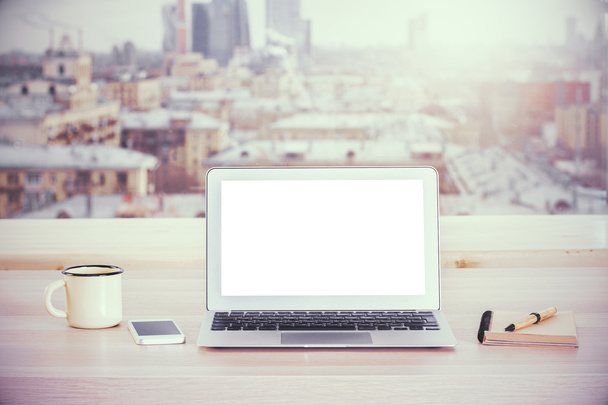 Белый ноутбук с видом на город
 - Фото, изображение