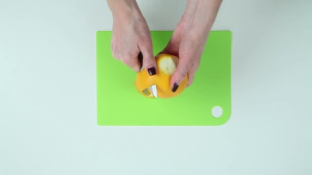 Cáscara de naranja limpia en la mesa
 - Imágenes, Vídeo