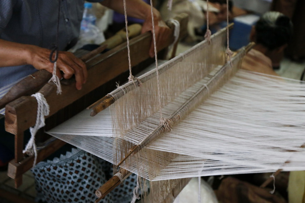 Tejido, telar tradicional de Asia detalle
 - Foto, imagen