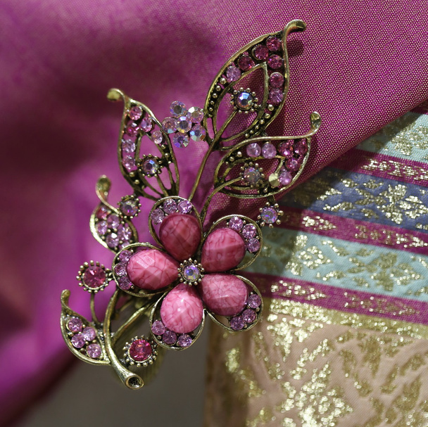 klasické drahokamy brož na thajské hedvábí tkaniny - Fotografie, Obrázek