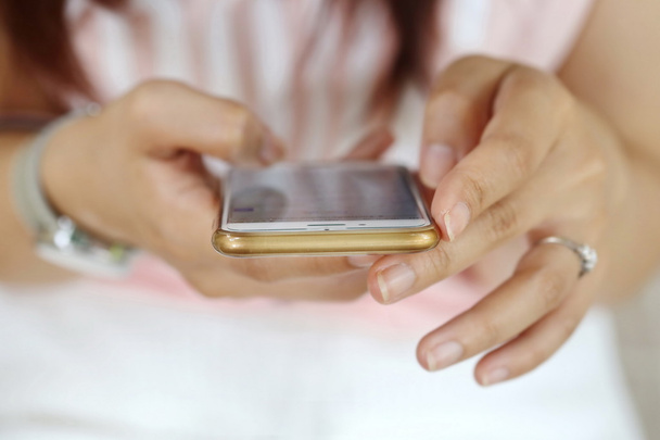 jeunes femmes main tenir téléphone intelligent
 - Photo, image