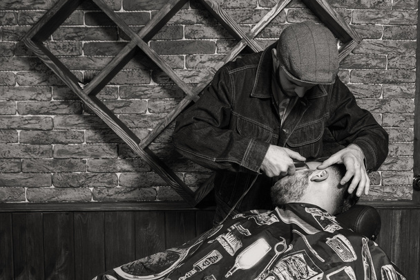 Kapsel mannen Barbershop. Mannen kappers; kappers. Kapper knipt client schaar. - Foto, afbeelding