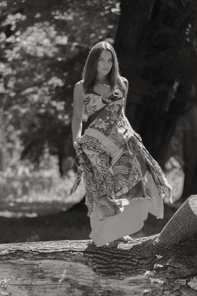 Mladá bruneta žena v bílých šatech. Dívka stojí uprostřed růžové květy pole za slunečného dne. Pole, květiny krása, příroda, - koncept zemi dovolenou. Článek o dovolené. - Fotografie, Obrázek