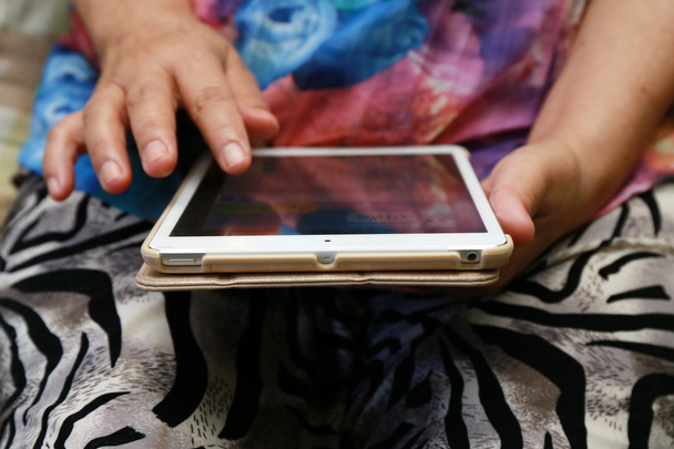 Ältere Frauen nutzen Tablet zu Hause - Foto, Bild