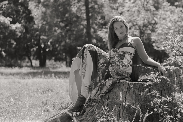 Giovane donna bruna in un vestito bianco. Una ragazza si trova in mezzo al campo di fiori rosa in una giornata di sole. Campo, la bellezza dei fiori, la natura, - Il concetto di vacanza in campagna. Articolo sulle vacanze
. - Foto, immagini