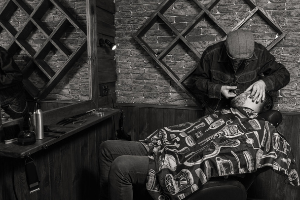 Friseur Männer Barbershop. Friseure, Friseure. Friseur schneidet Kundin mit Schere. - Foto, Bild