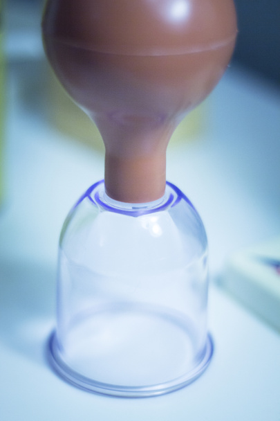 Cupping bulbo tratamento fisioterapêutico
 - Foto, Imagem