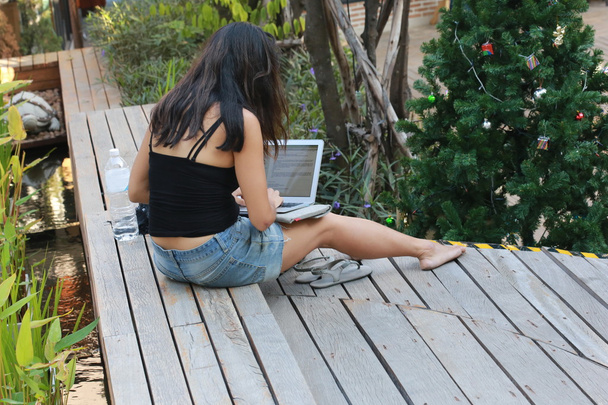 vrouwen met laptop in outdoor park - Foto, afbeelding