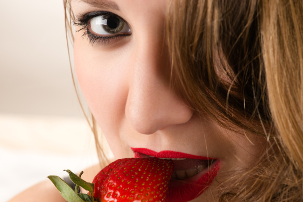 γοητευτική γυναίκα τρώει φράουλα - Φωτογραφία, εικόνα