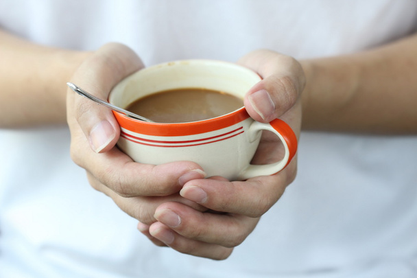İki el tutuş sıcak kahve fincanı, yakın plan. - Fotoğraf, Görsel