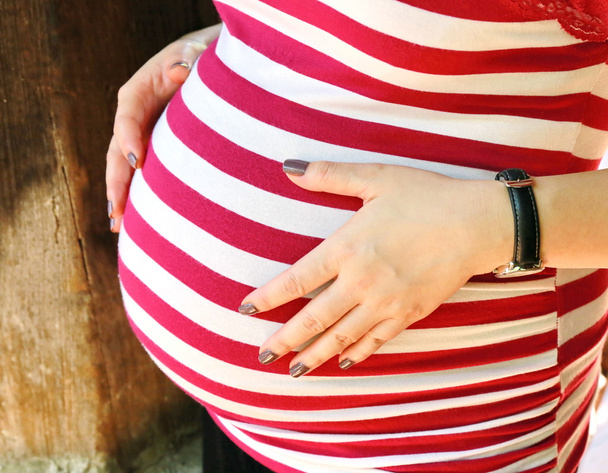 les femmes main tiennent enceinte
 - Photo, image
