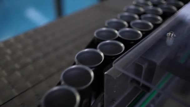 leere schwarze Aluminiumdosen, die auf einem Förderband in einer Fabrik laufen - Filmmaterial, Video