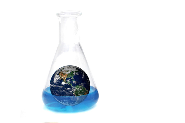 Ziemia w niebieskiej substancji chemicznej, probówka, w tym elementy dostarczone przez Nasa - Zdjęcie, obraz