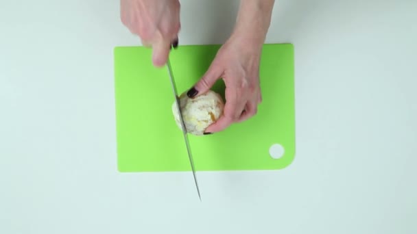 Snij de sinaasappelen met een mes - Video