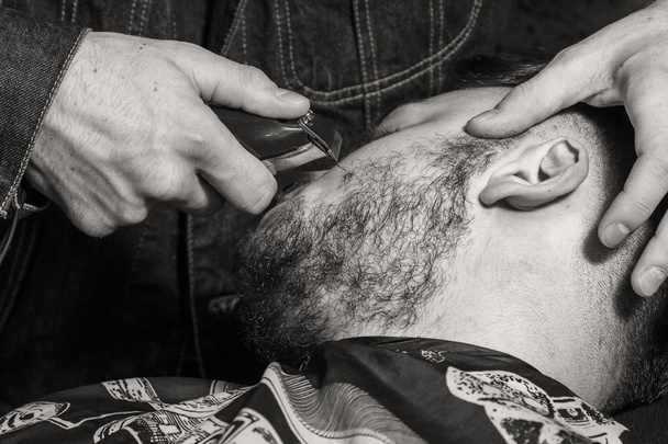 Fryzura mężczyzn fryzjera. Salon fryzjerski dla mężczyzn; fryzjerzy. Fryzjer klient cięcia nożyczkami. - Zdjęcie, obraz