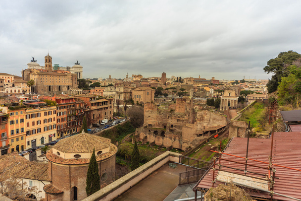 РИМ - 13 января: Вид Римского форума 13 января 2016 года в Риме, Италия
. - Фото, изображение