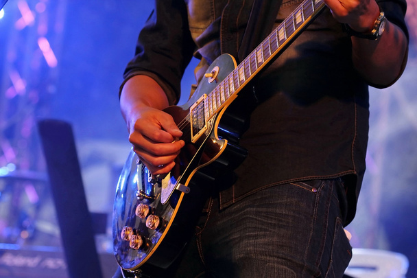 músico desfocado tocando guitarra em concerto
 - Foto, Imagem