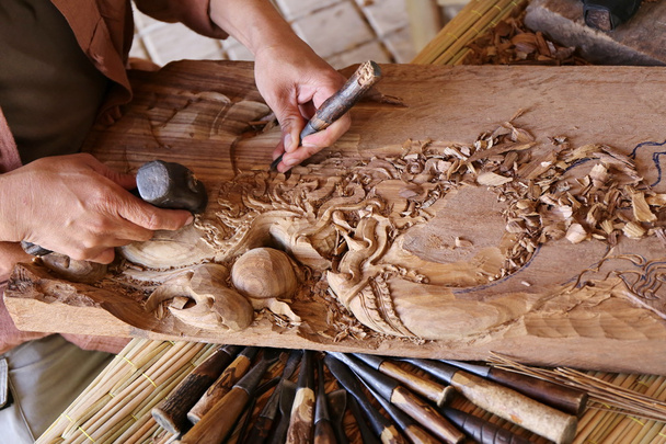 rzemieślnik rzeźbiący drewno, sztuka tajska - Zdjęcie, obraz