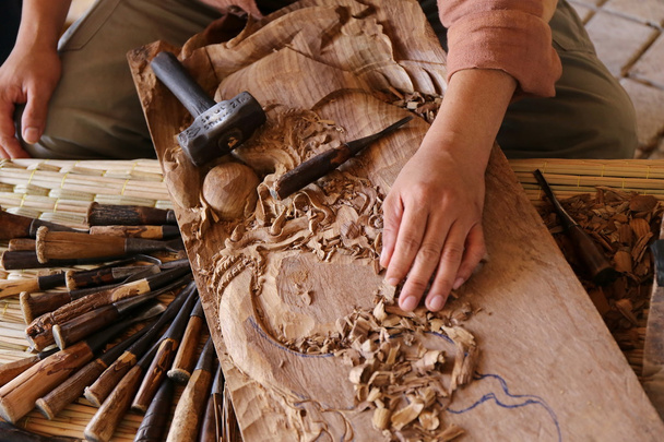 artesão esculpir madeira, arte tailandesa
 - Foto, Imagem