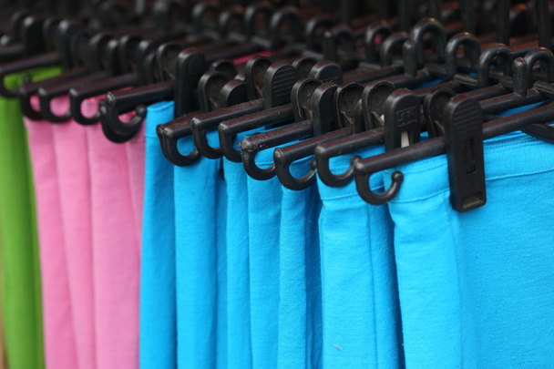 buntes Tuch im Geschäft, Hemd und Kleid - Foto, Bild