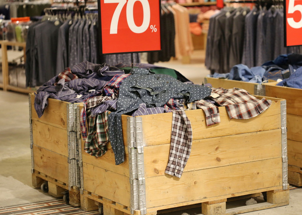Verkauf buntes Hemd im Shop - Foto, Bild