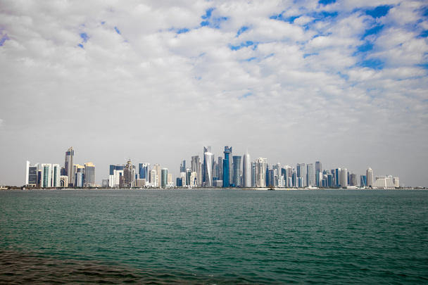 O horizonte de Doha em um dia nublado. Catar
 - Foto, Imagem