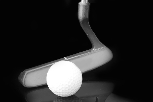 close-up golf putter hoofd en bal - Foto, afbeelding