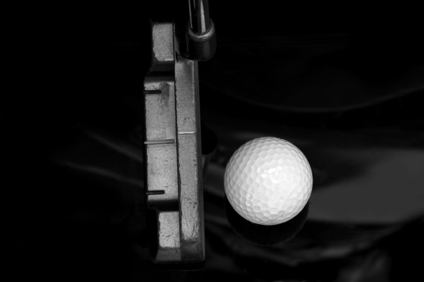 zbliżenie golf putter głowa i piłka - Zdjęcie, obraz