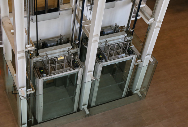 ascensor de cristal dentro del edificio
 - Foto, Imagen