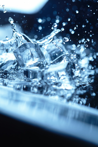 buz küpleri ile su sıçraması - Fotoğraf, Görsel