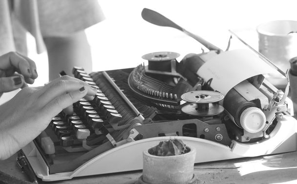 close-up mão digitação máquina de escrever
 - Foto, Imagem