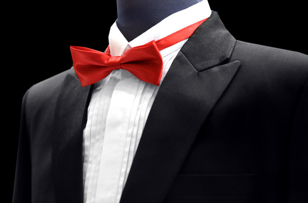 красный галстук бабочка с черным костюмом
 - Фото, изображение