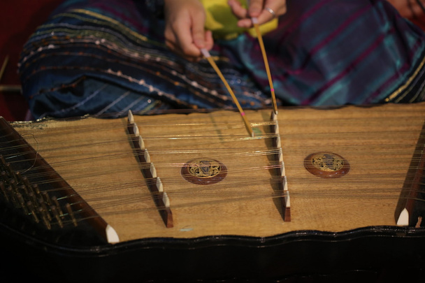 Οι γυναίκες χέρι παίξει kim, Ταϊλάνδης μουσικό όργανο - Φωτογραφία, εικόνα