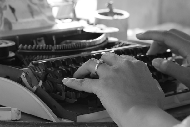 hand typen typemachine - Foto, afbeelding