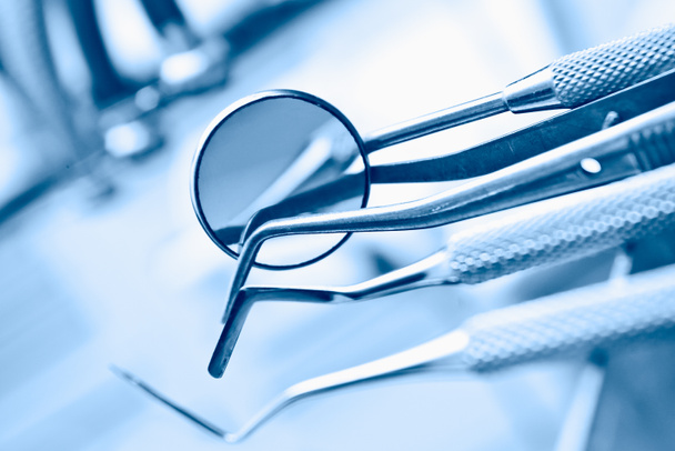 Οδοντιατρικά εργαλεία αποστειρώνονται σε μπλε - Φωτογραφία, εικόνα