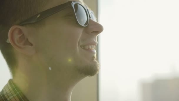 Young handsome man rejoices in the elevator - Metraje, vídeo