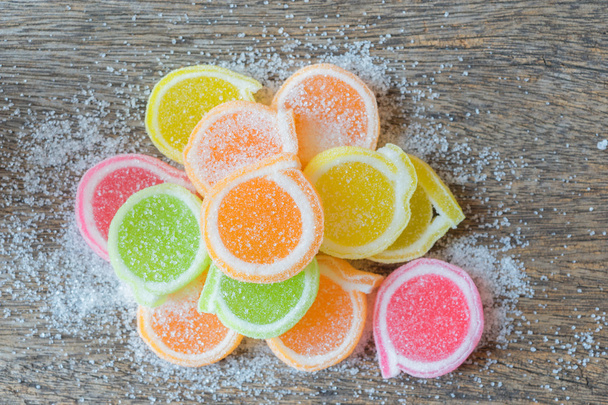 желе солодке, смакові фрукти, цукерки десерт барвистий на дерев'яному фоні
 - Фото, зображення