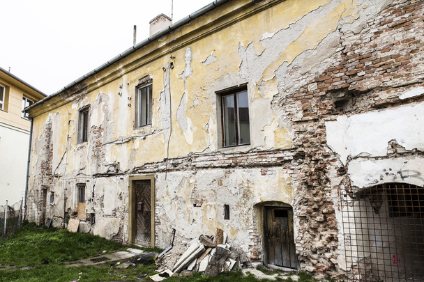 Antiguo edificio dañado
 - Foto, imagen
