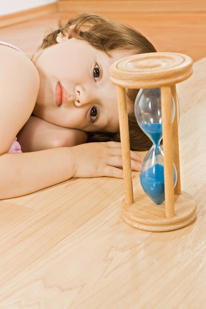 kleines Mädchen mit Sandglas - Foto, Bild