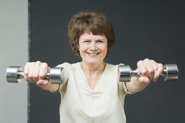 starsza kobieta z fitness hantle - Zdjęcie, obraz