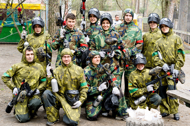 Kiev, Ucrania - 9 de abril de 2016: Equipo de Paintball con equipos finales de armas
 - Foto, Imagen