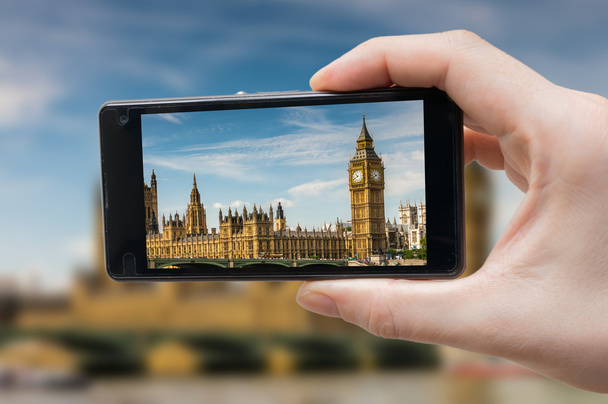 Turystyczna posiada smartphone w rękę i fotografowanie Big Ben w Londynie - Zdjęcie, obraz