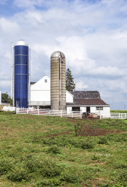 Bauernhaus mit Feld und Silo - Foto, Bild
