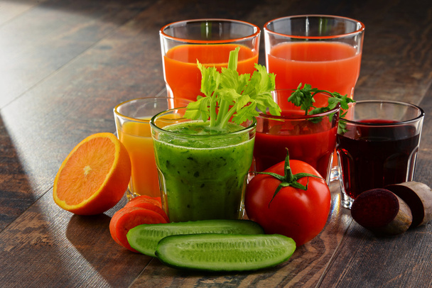 Óculos com vegetais orgânicos frescos e sumos de frutas
 - Foto, Imagem