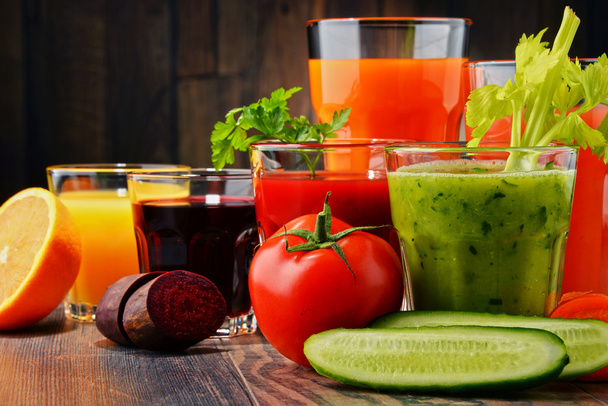 Bicchieri con verdure fresche biologiche e succhi di frutta
 - Foto, immagini