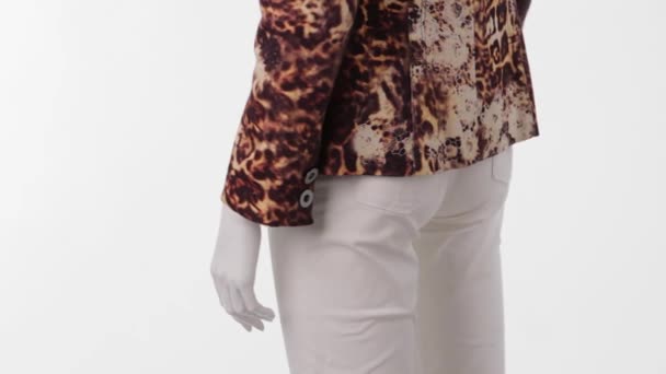 Mannequin in leopard jacket turning. - Footage, Video