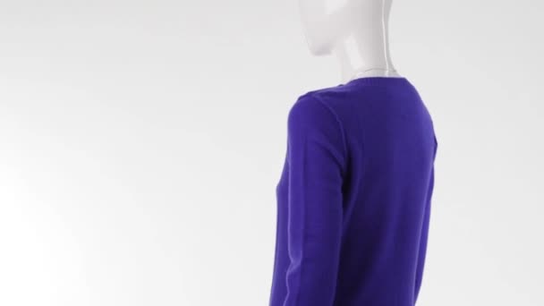 Mannequin in blue sweater turning. - Video