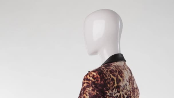Mannequin in leopard blazer turning. - 映像、動画